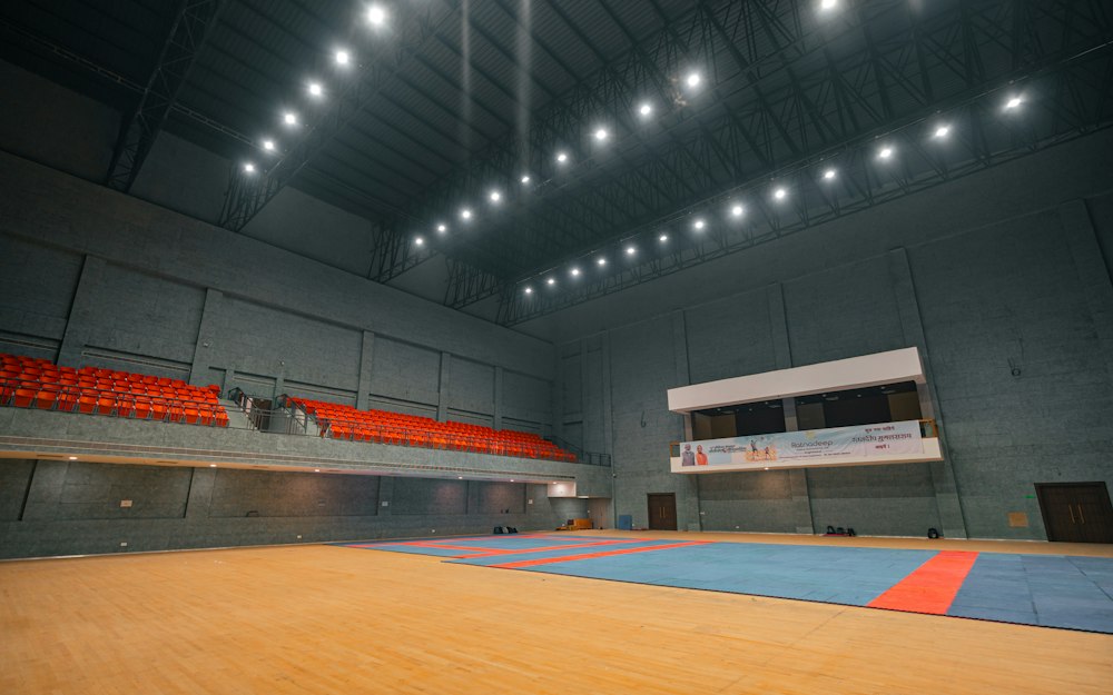 Palazzetto sportivo illuminato con le tribune