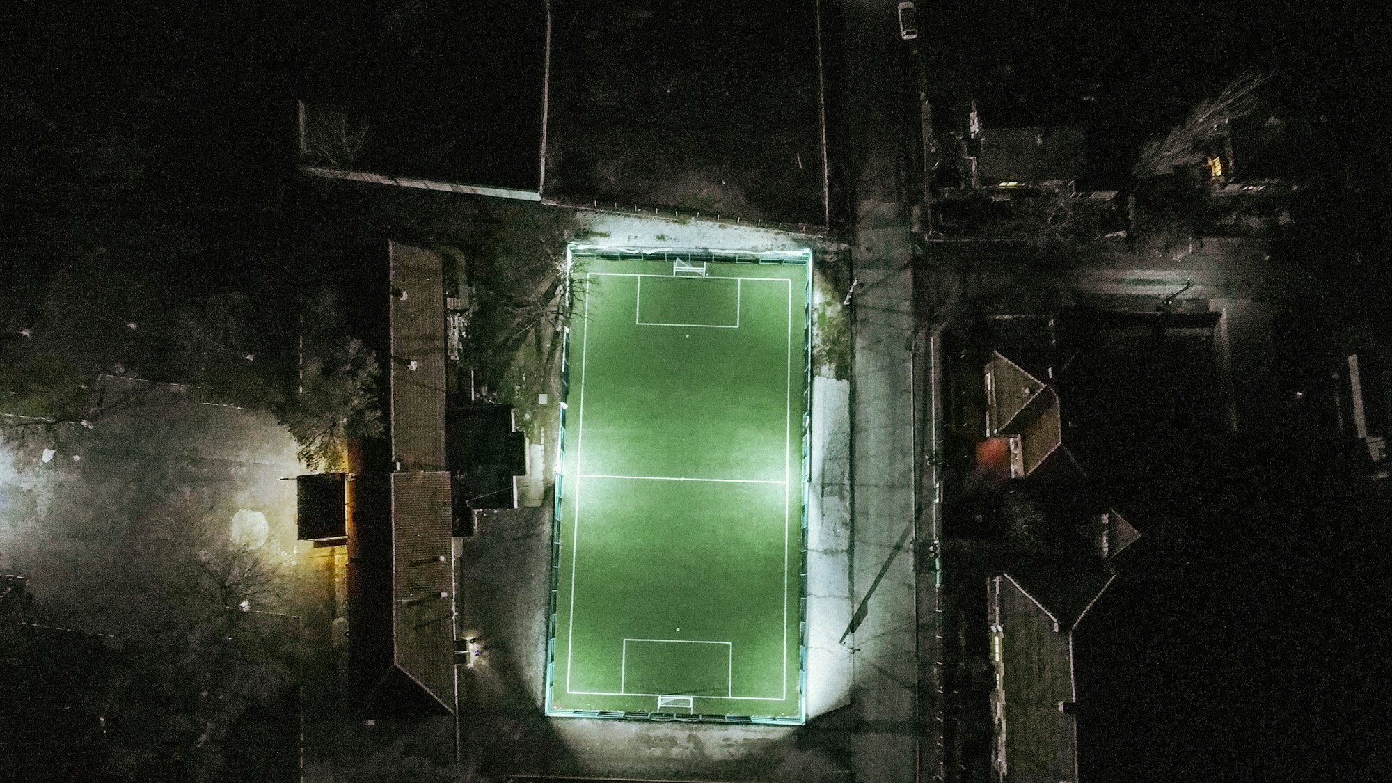 Campo da calcio illuminato di notte visto dall'alto